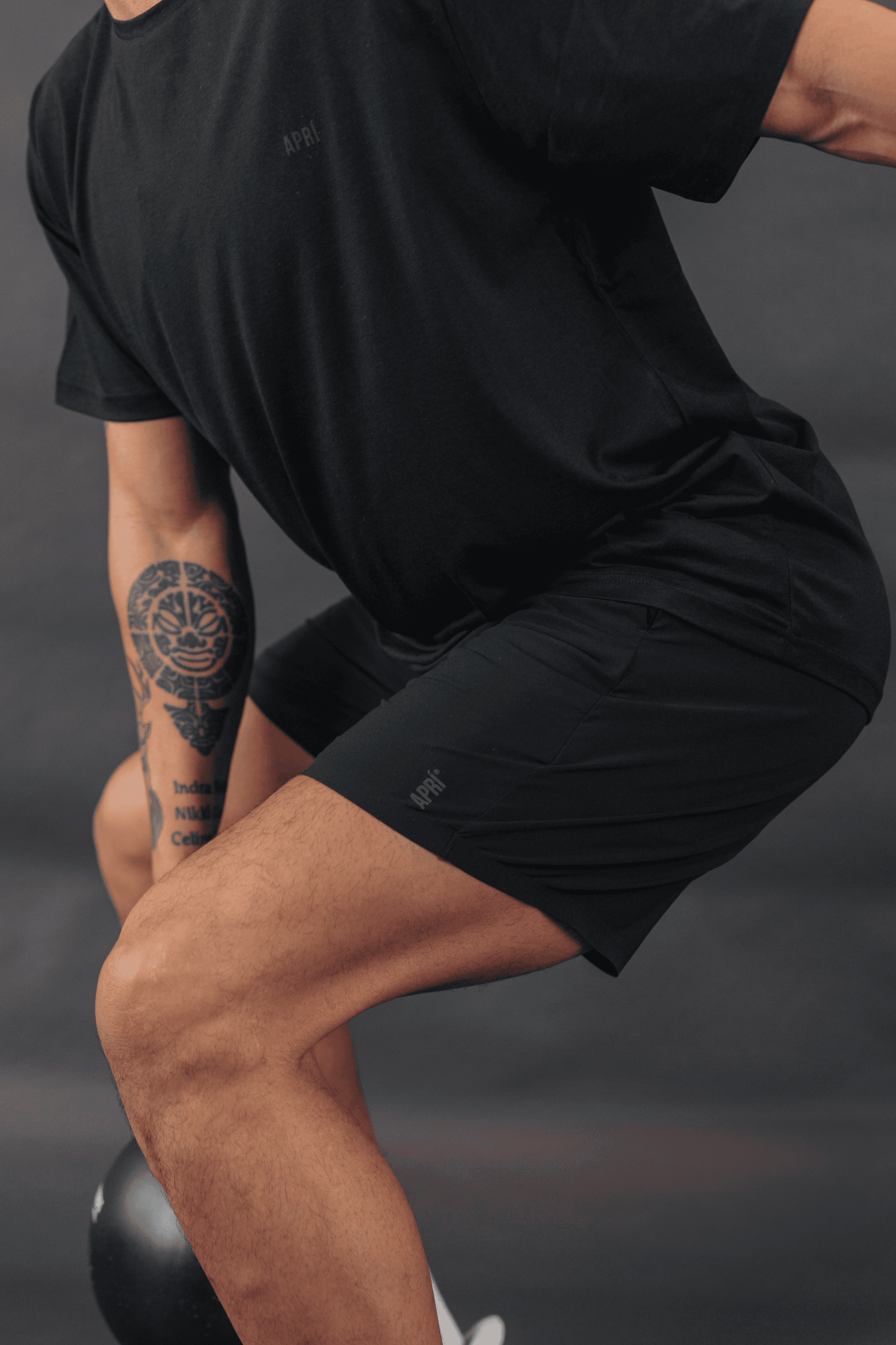 APRÍTECH AIRY PERFORMANCE SHORTS